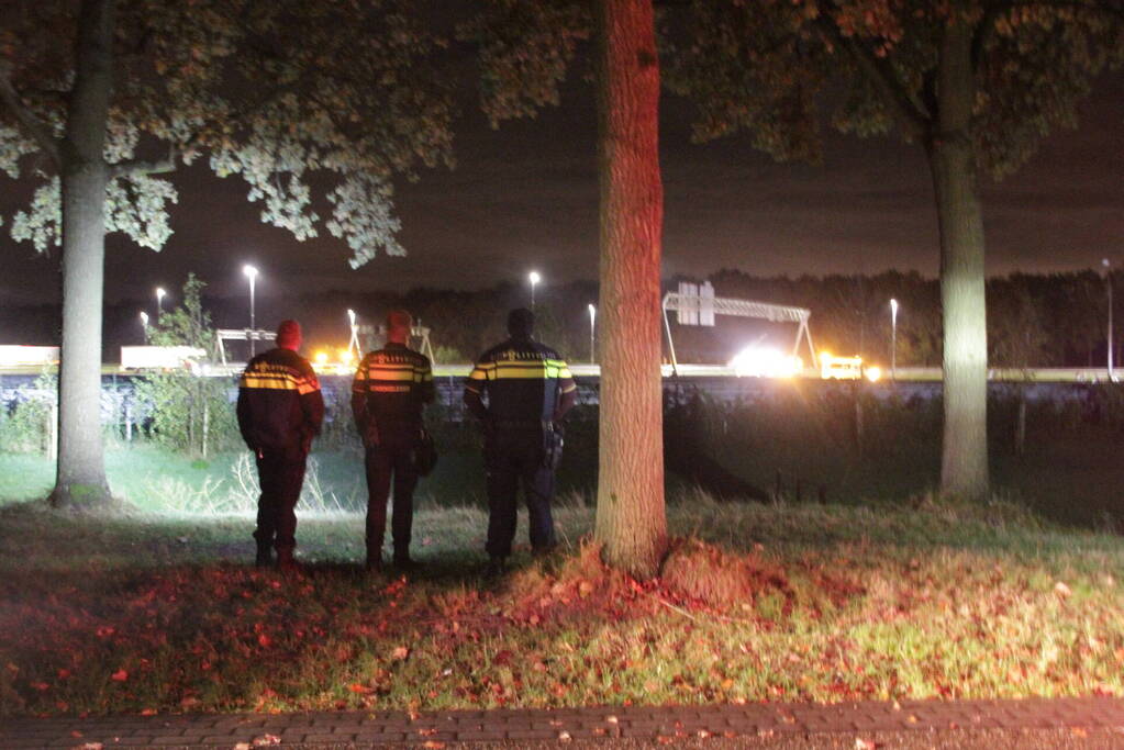 Aanhouding en gewonde nadat auto over de kop slaat