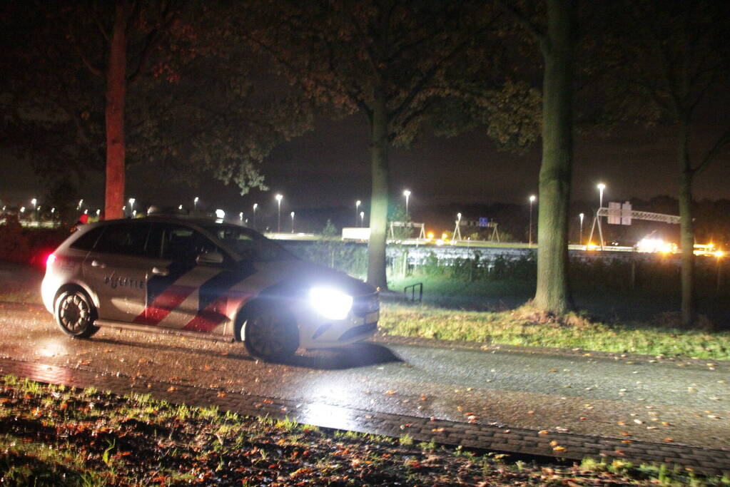 Aanhouding en gewonde nadat auto over de kop slaat