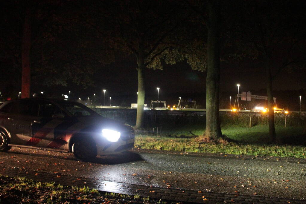 Aanhouding en gewonde nadat auto over de kop slaat