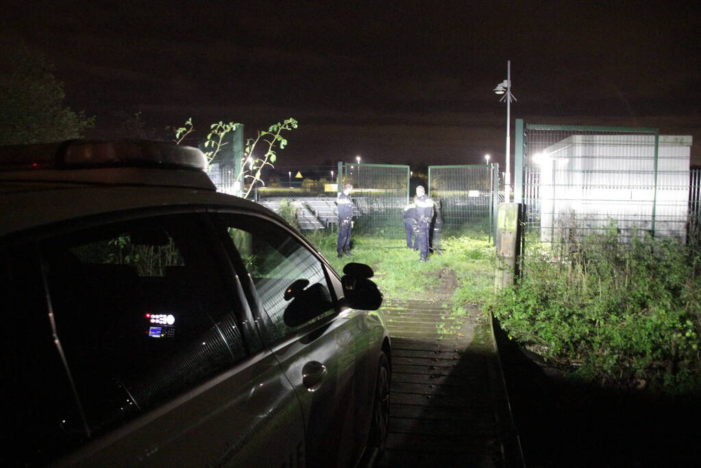 Aanhouding en gewonde nadat auto over de kop slaat