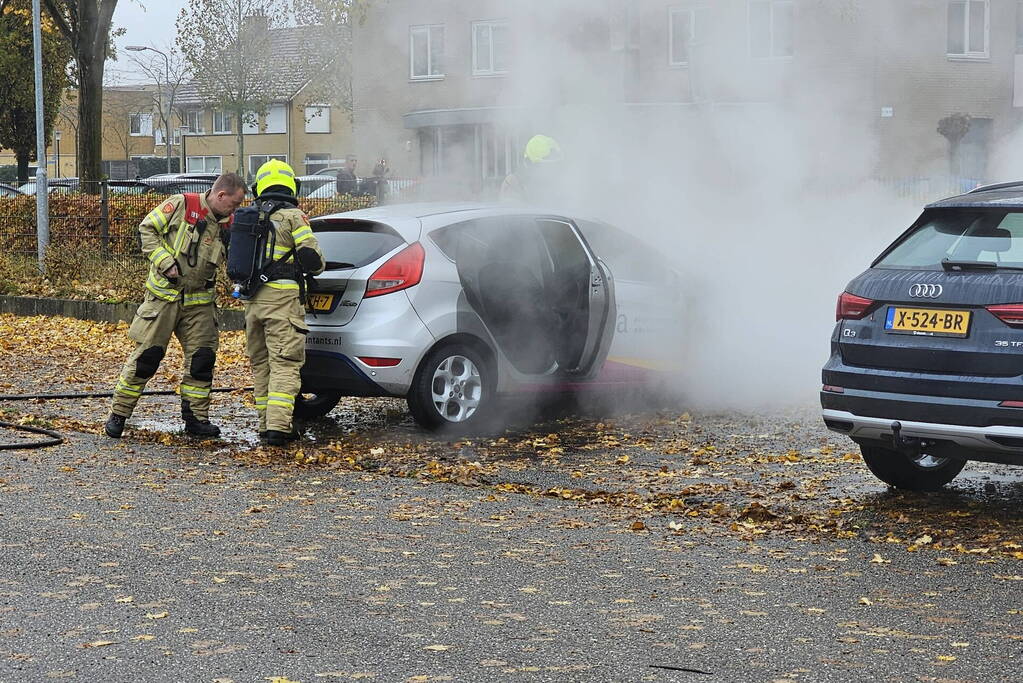 Auto vat vlam tijdens het rijden