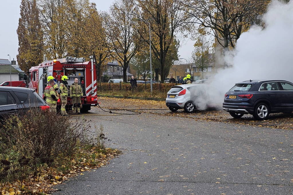 Auto vat vlam tijdens het rijden