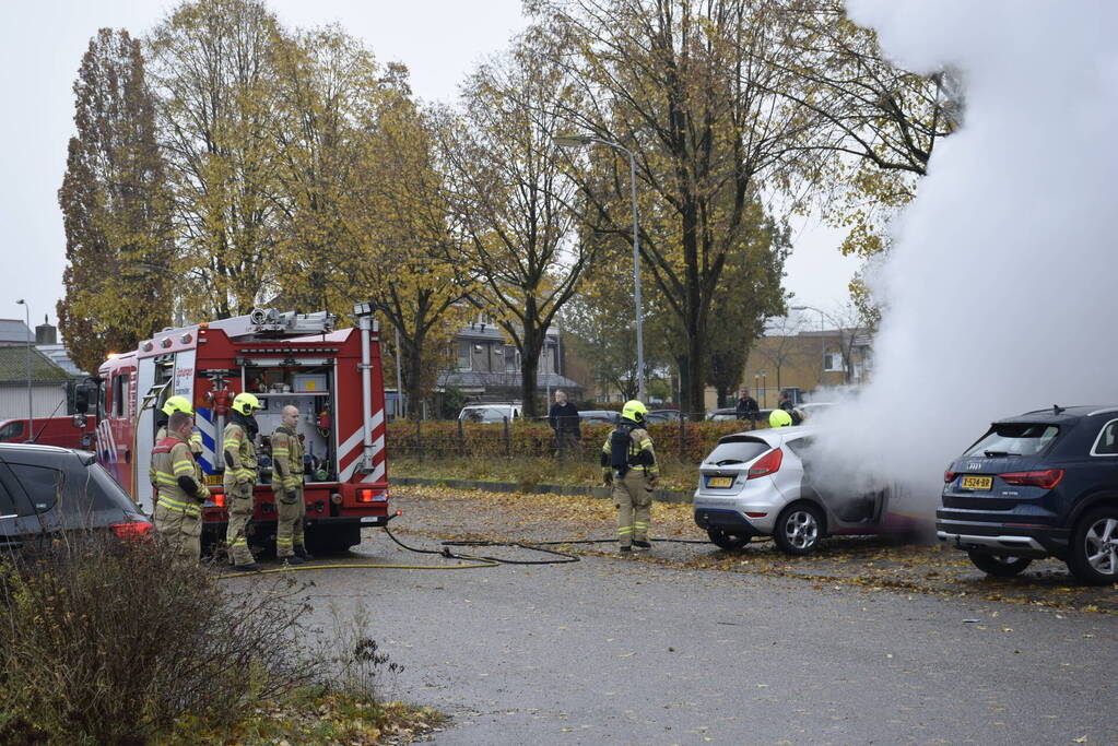 Auto vat vlam tijdens het rijden