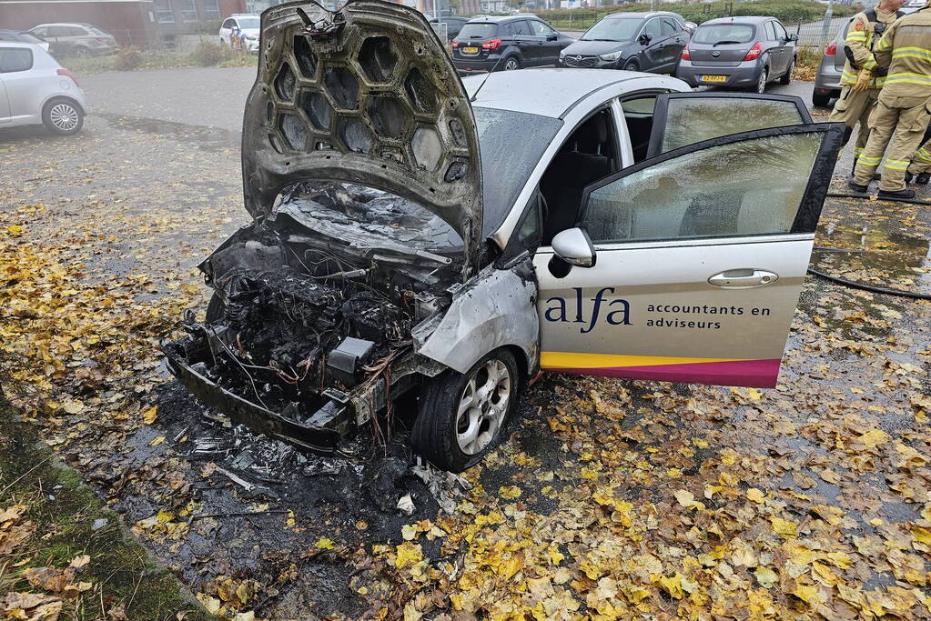 Auto vat vlam tijdens het rijden