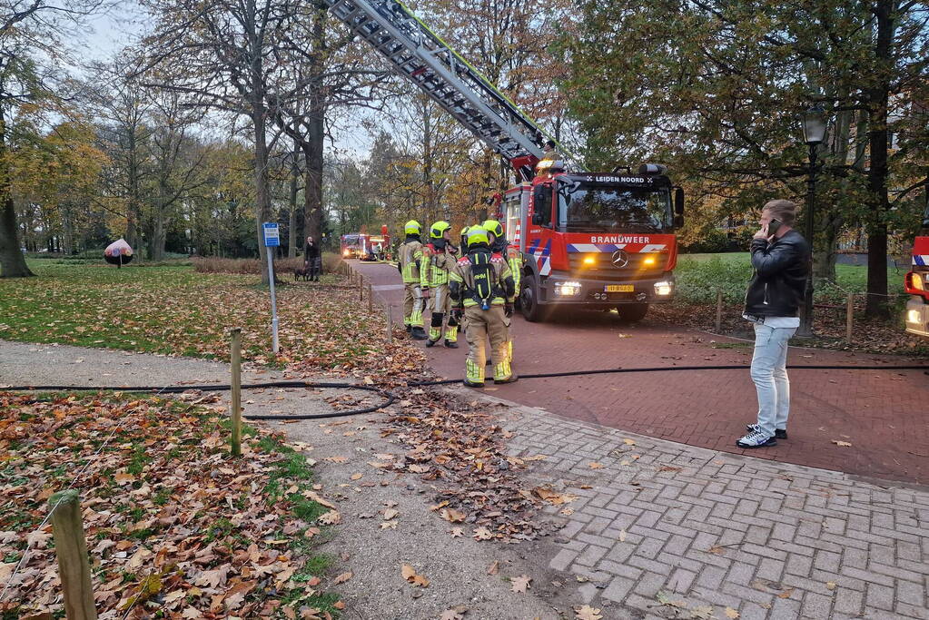 Brandweer blust brand op dak van Kapel