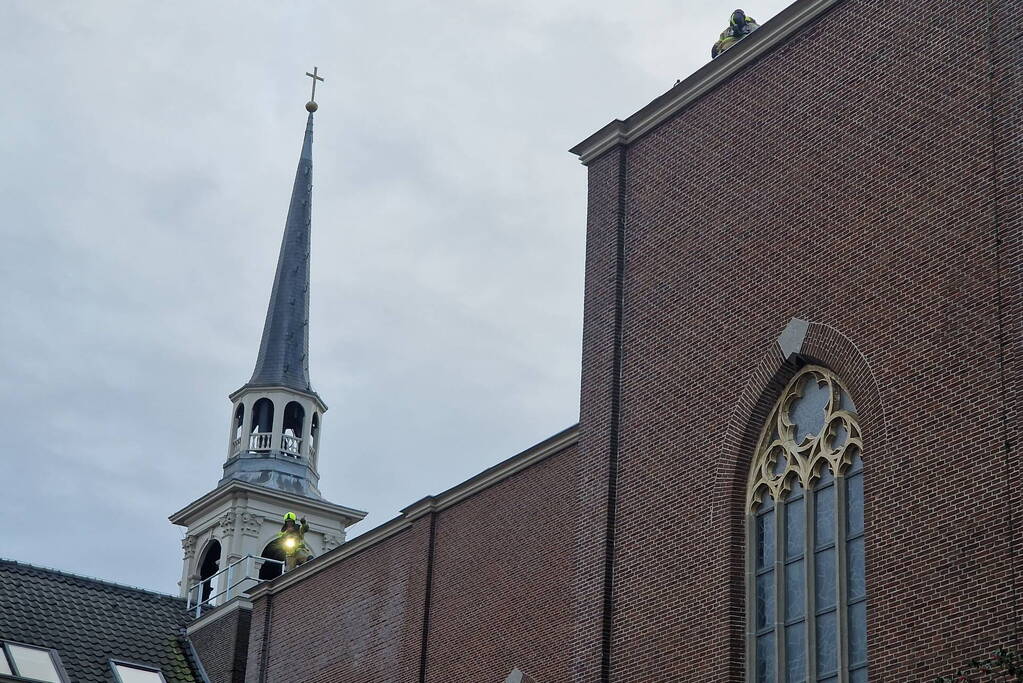 Brandweer blust brand op dak van Kapel