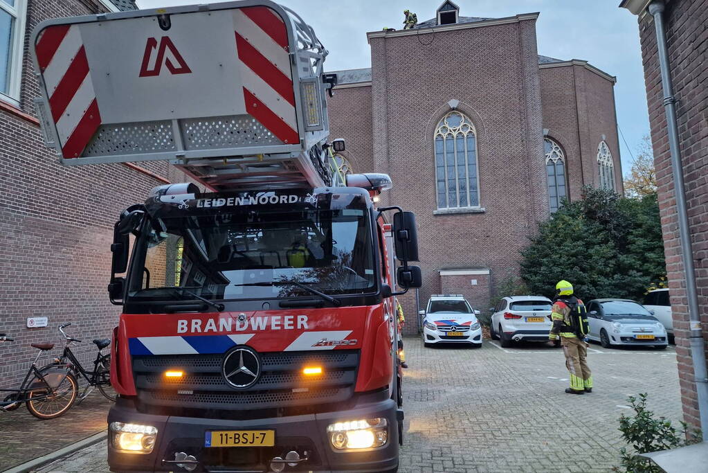 Brandweer blust brand op dak van Kapel