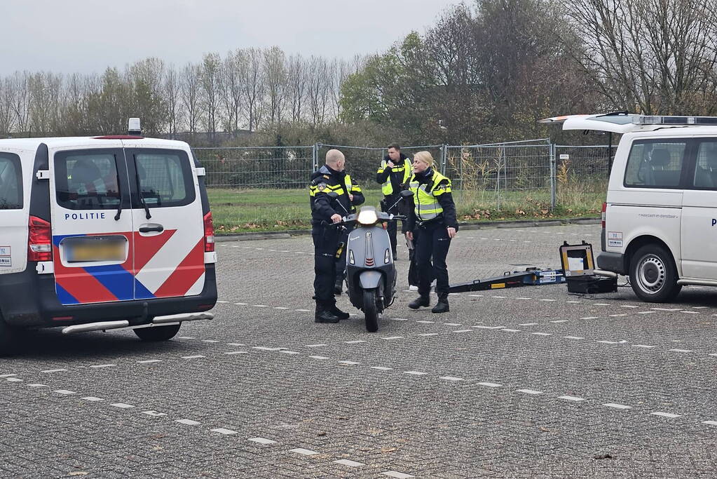 Politie houdt algemene verkeerscontrole op parkeerterrein