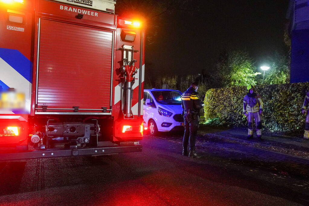 Brandweer controleert voertuig op brand