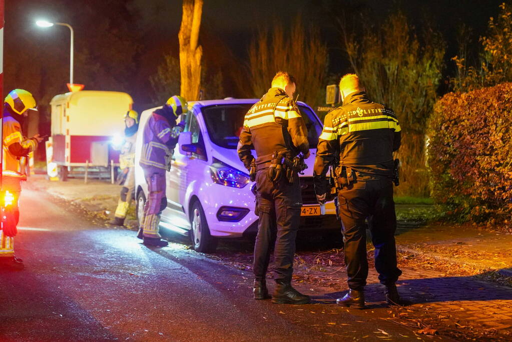 Brandweer controleert voertuig op brand