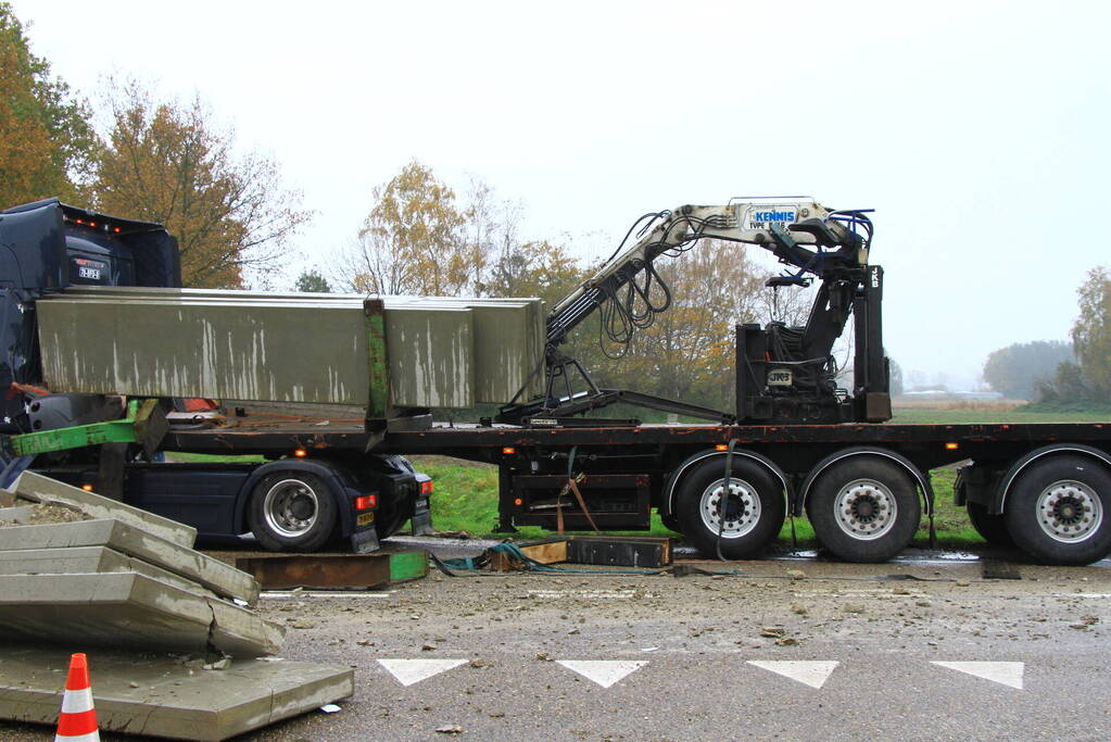 Vrachtwagen verliest lading betonplaten