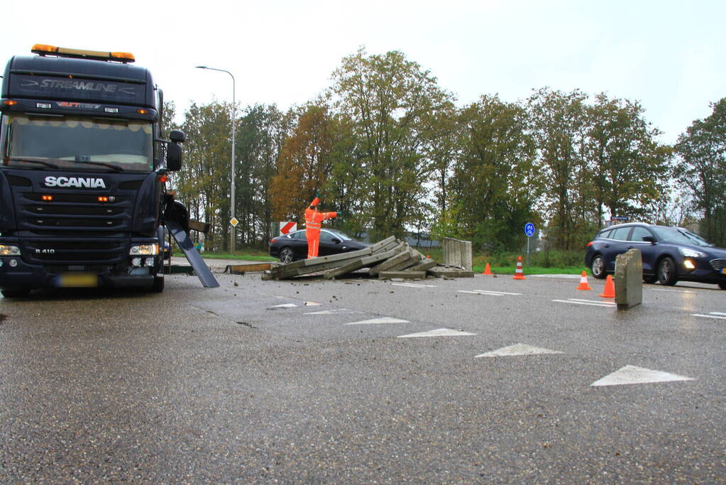 Vrachtwagen verliest lading betonplaten