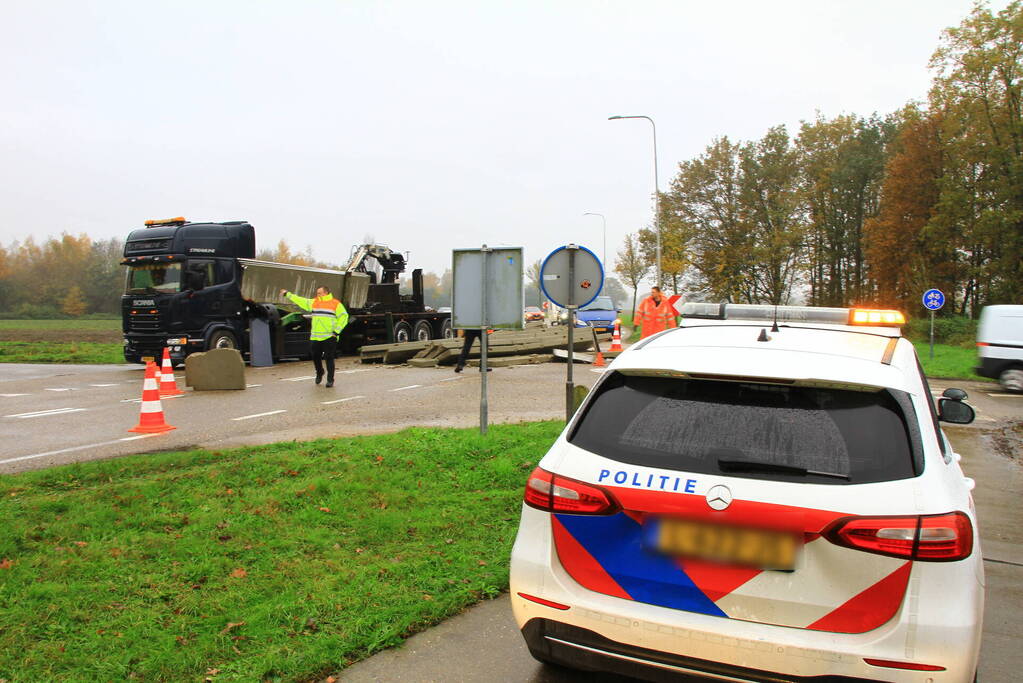 Vrachtwagen verliest lading betonplaten