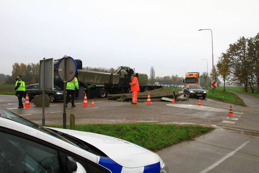 Vrachtwagen verliest lading betonplaten