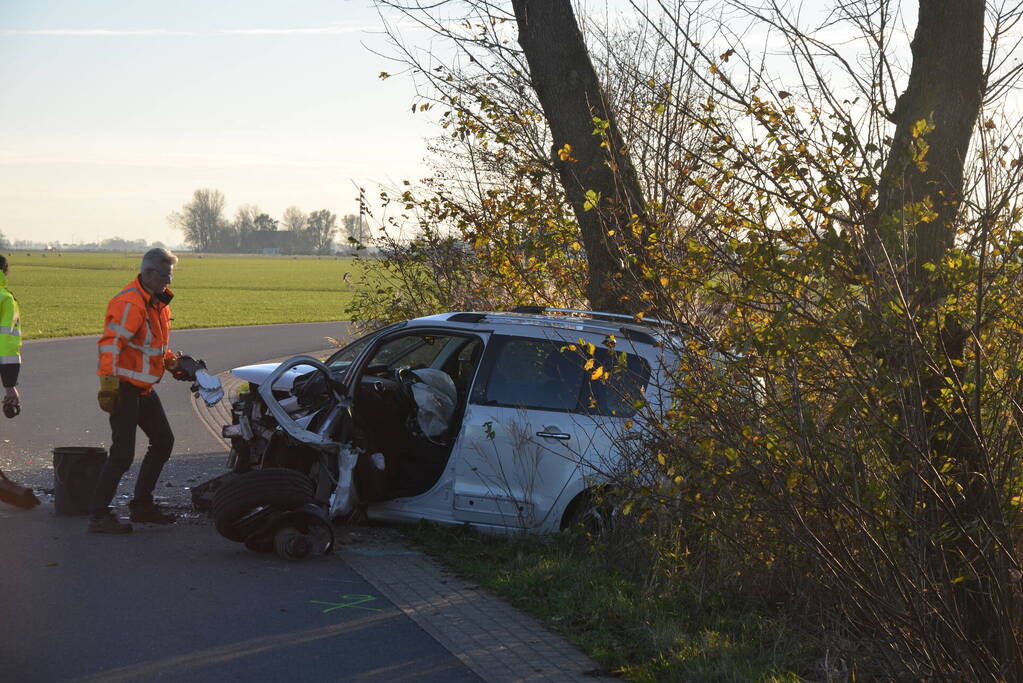 Persoon zwaargewond bij frontale botsing