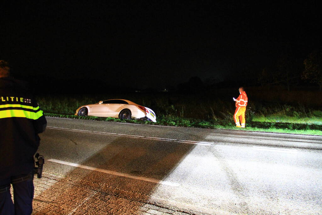 Auto belandt in berm na uitwijkmanoeuvre