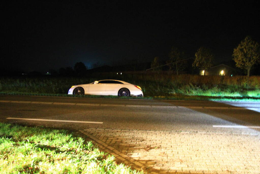 Auto belandt in berm na uitwijkmanoeuvre