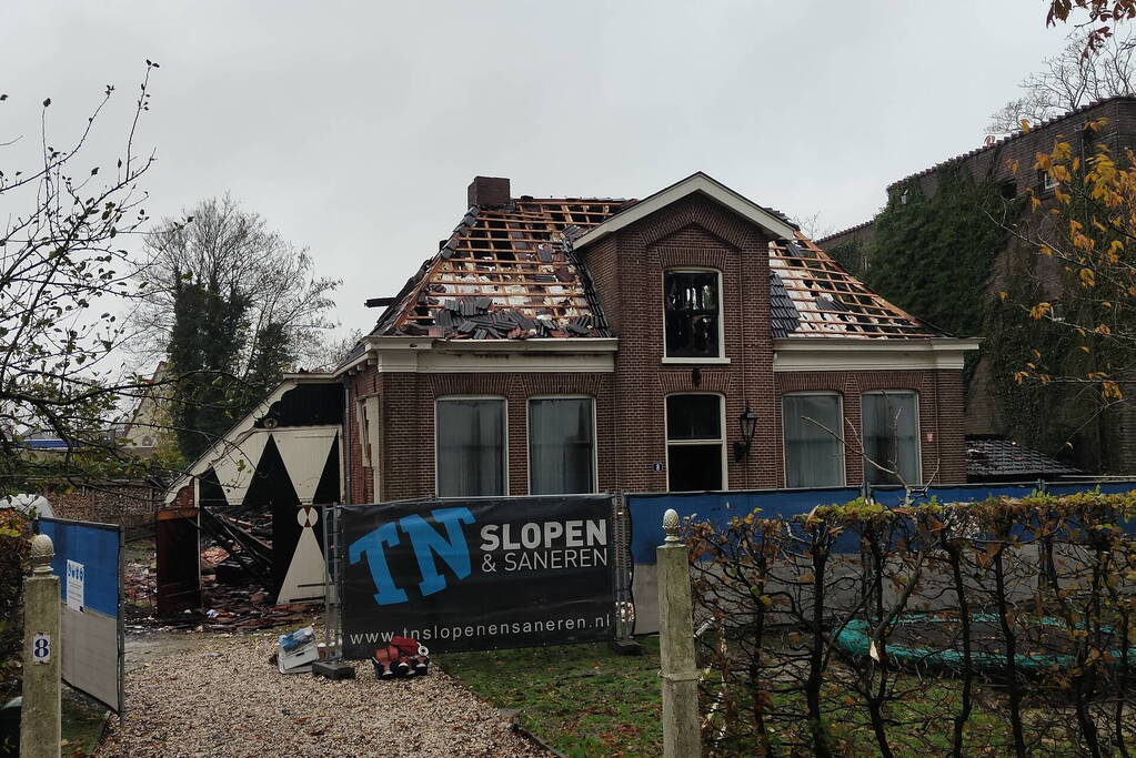 Woonboerderij door brand verwoest