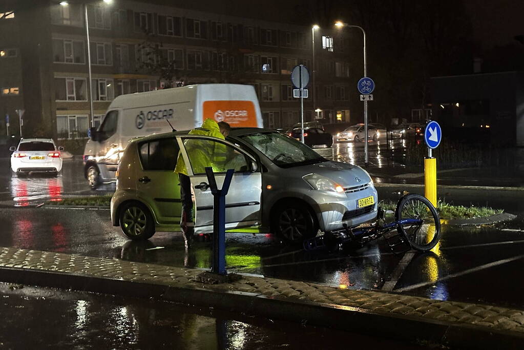 Fietser weggeslingerd na botsing met auto