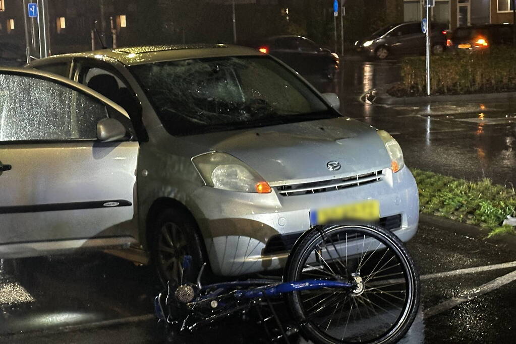 Fietser weggeslingerd na botsing met auto