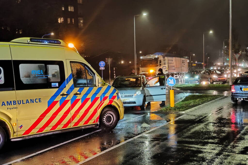 Fietser weggeslingerd na botsing met auto