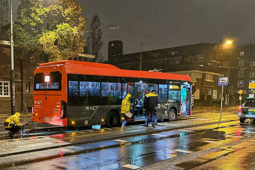Voetganger geschept door lijnbus