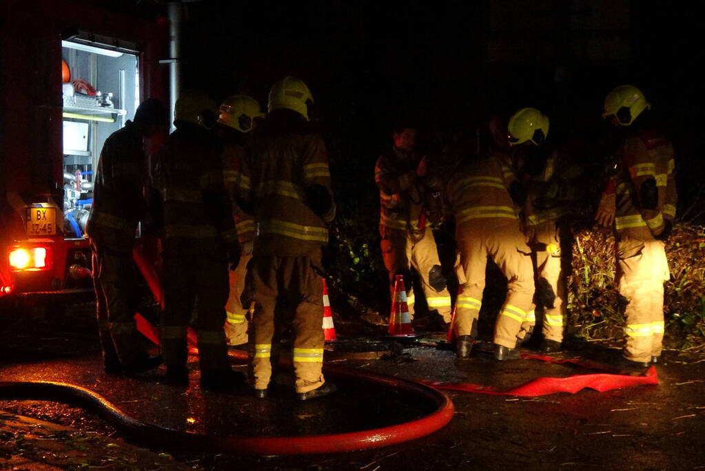Brandweer verricht metingen wegens vreemde lucht