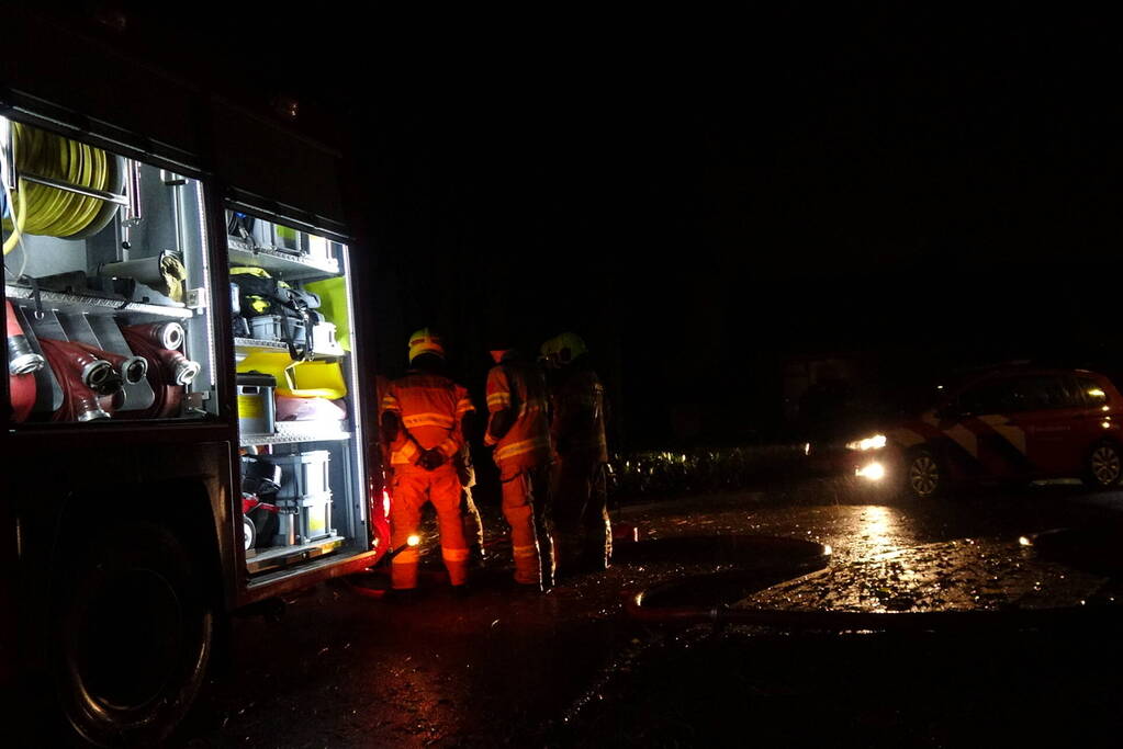 Brandweer verricht metingen wegens vreemde lucht