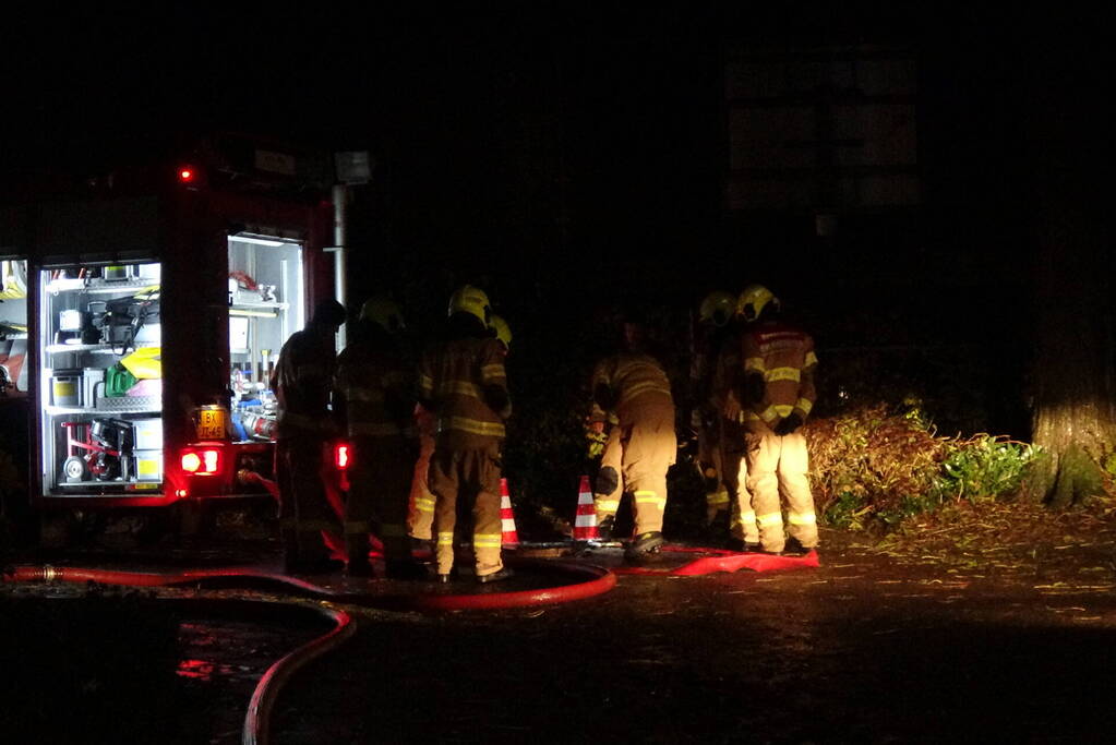 Brandweer verricht metingen wegens vreemde lucht