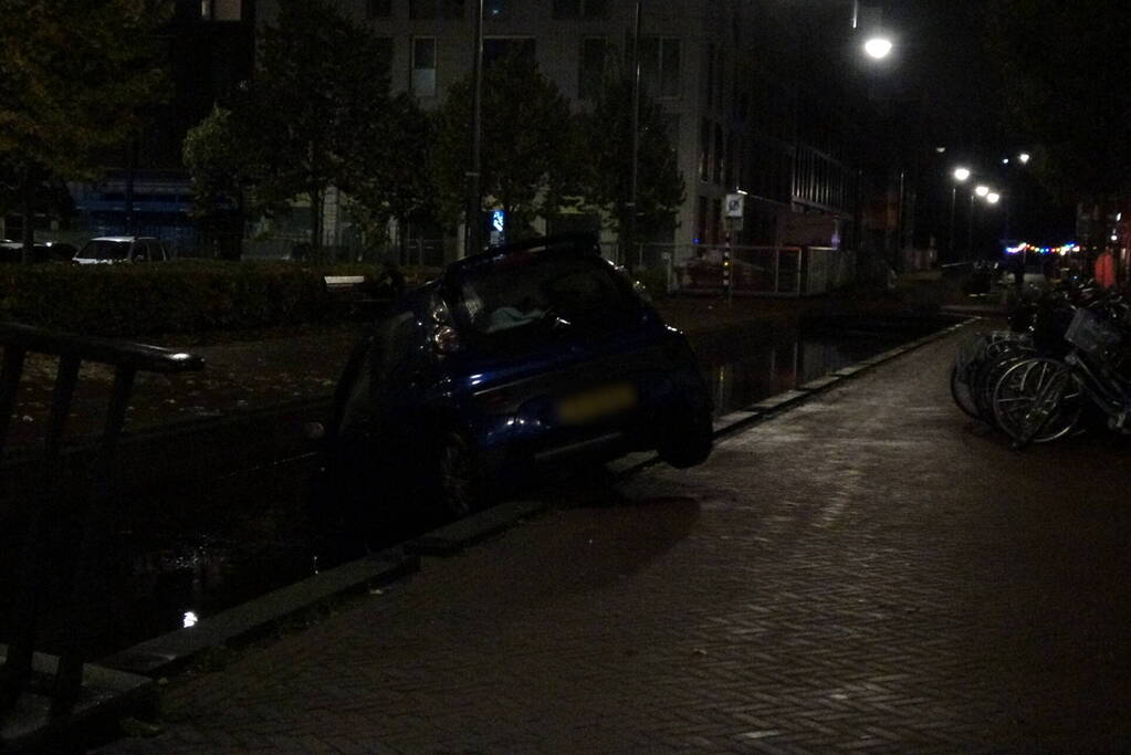 Auto komt in gracht te hangen