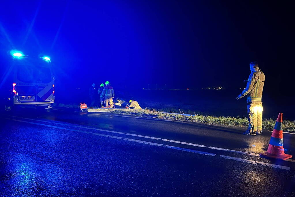 Gewonden nadat auto in sloot belandt door frontale botsing