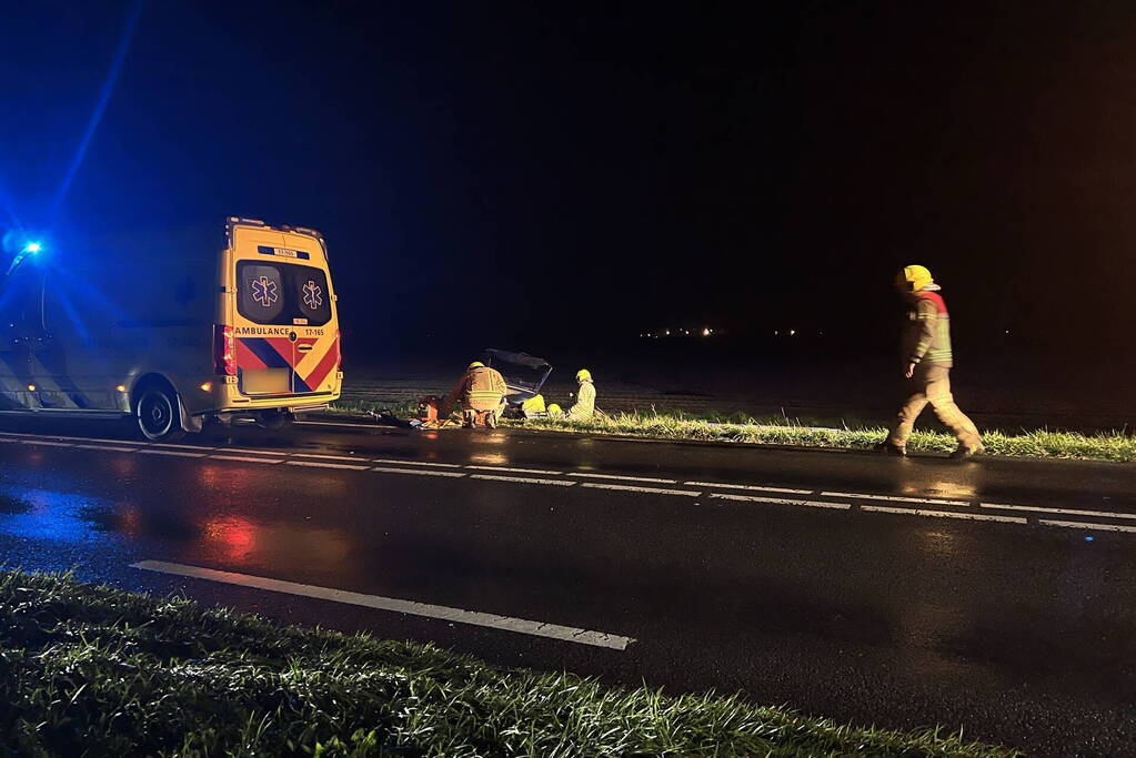 Gewonden nadat auto in sloot belandt door frontale botsing