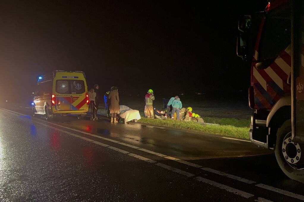 Gewonden nadat auto in sloot belandt door frontale botsing