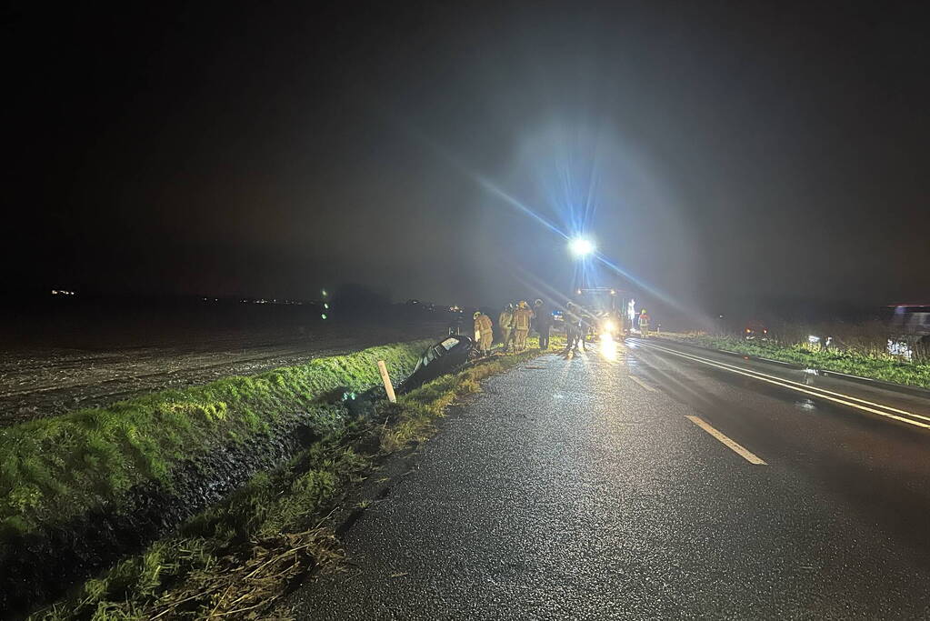 Gewonden nadat auto in sloot belandt door frontale botsing
