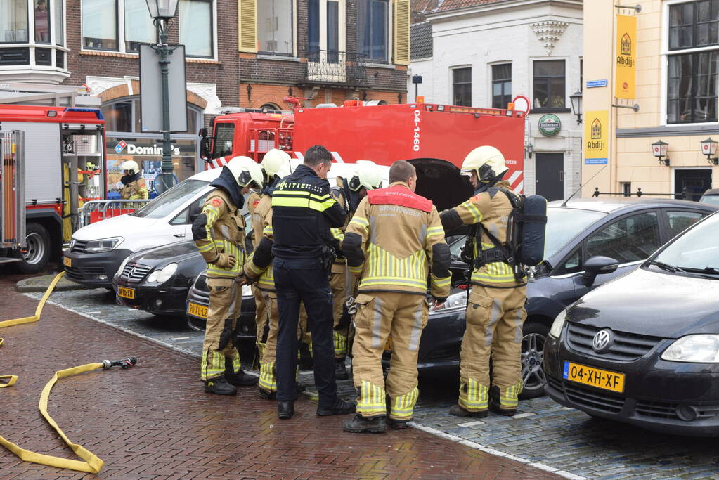 Brandweer controleert auto op brand