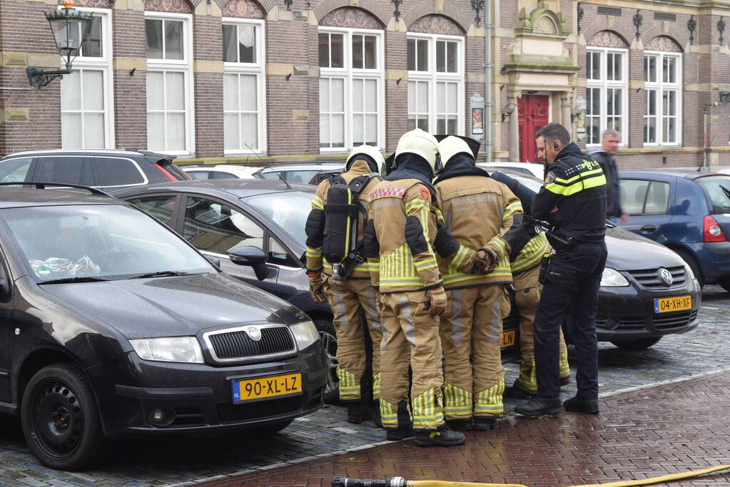 Brandweer controleert auto op brand