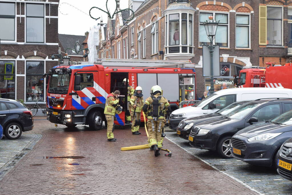 Brandweer controleert auto op brand