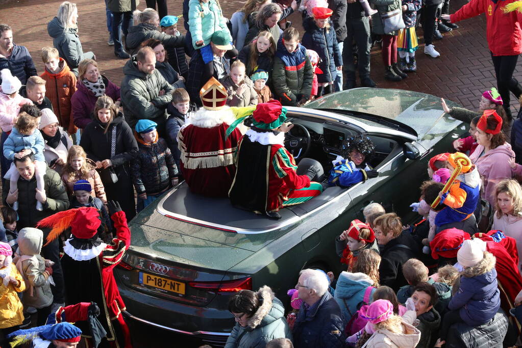 Sinterklaas en zijn pieten aangekomen