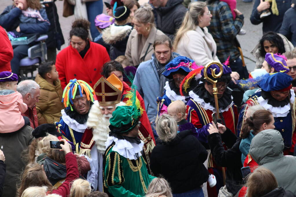 Sinterklaas en zijn pieten aangekomen