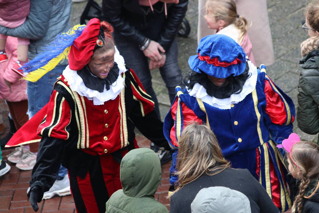 Sinterklaas en zijn pieten aangekomen