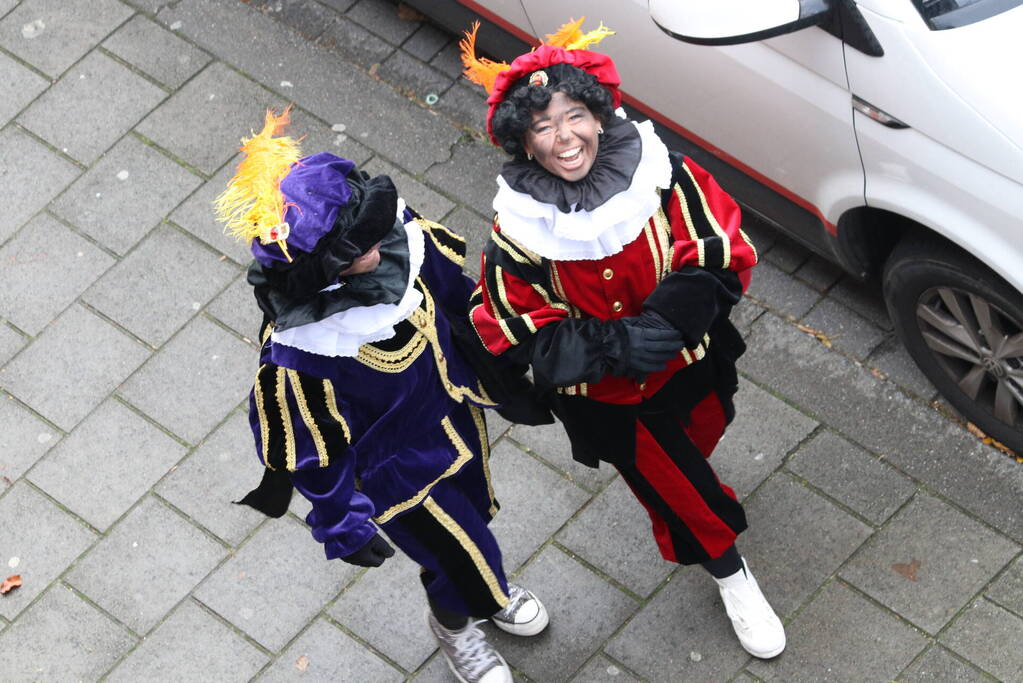 Sinterklaas en zijn pieten aangekomen