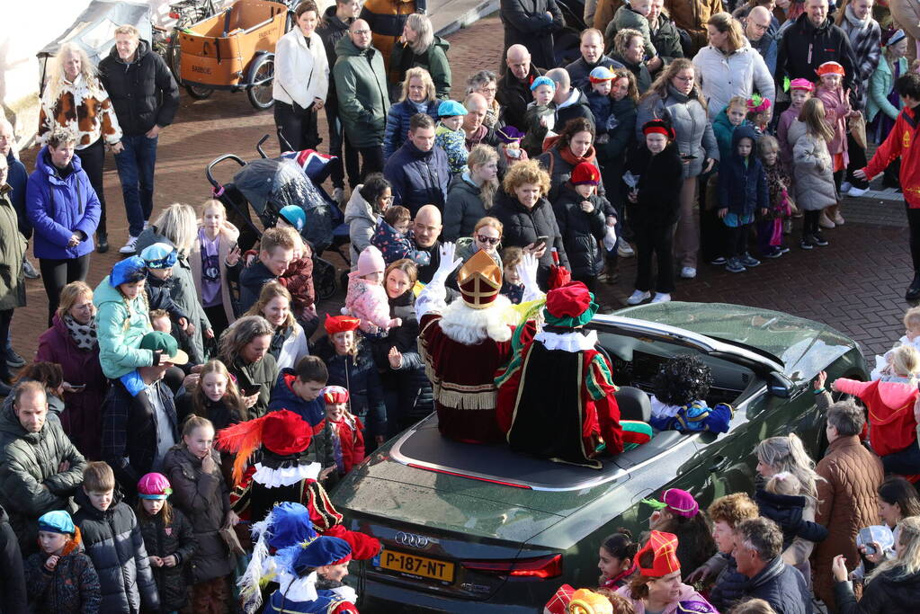 Sinterklaas en zijn pieten aangekomen