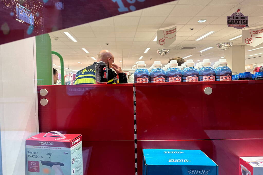 Overvaller bedreigt winkelpersoneel met mes