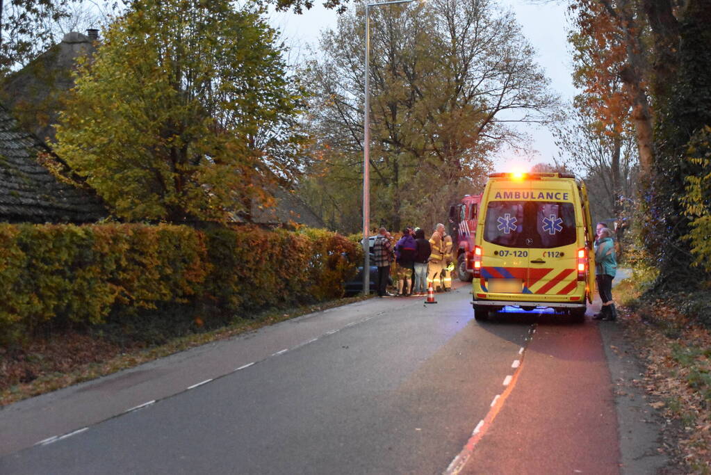 Auto belandt naast de weg