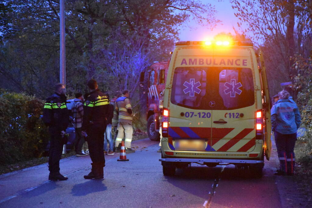 Auto belandt naast de weg