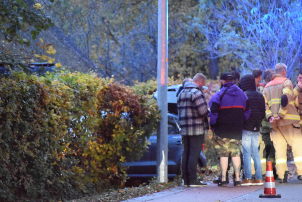 Auto belandt naast de weg