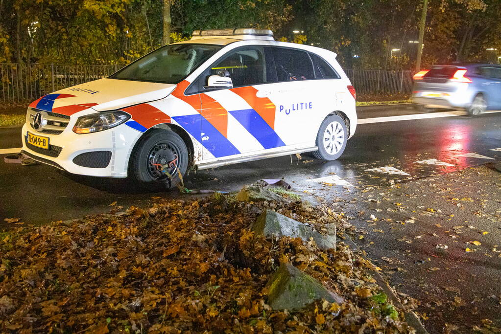 Politievoertuig vast op betonblok