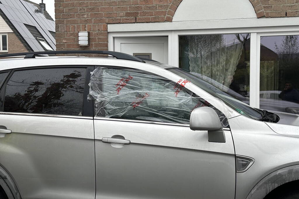 Brandweer bevrijdt opgesloten baby in auto