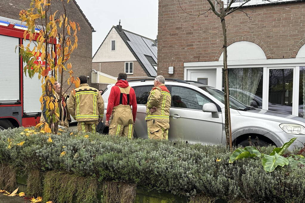 Brandweer bevrijdt opgesloten baby in auto