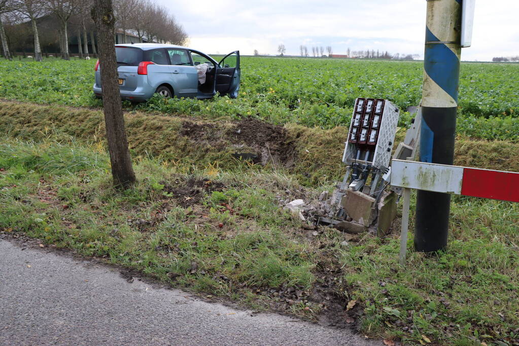 Persoon zwaargewond nadat auto in weiland belandt